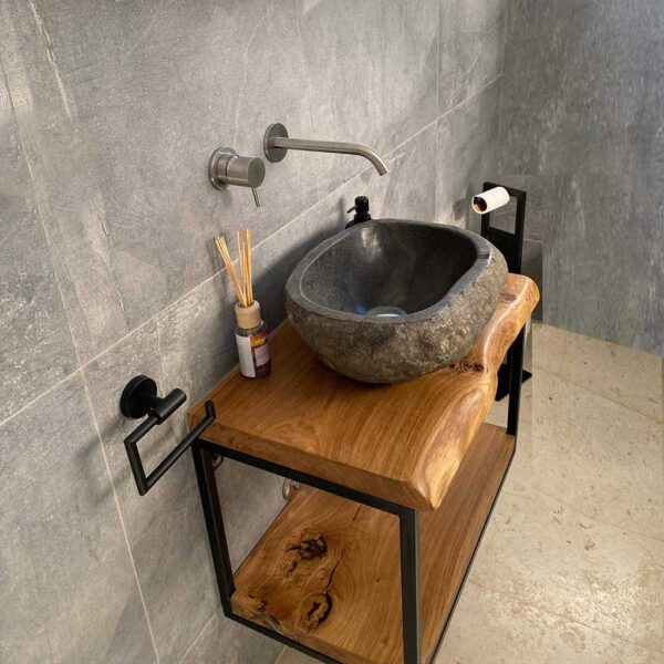 Waschtisch Badezimmer aus Massivholz mit Baumkante und Natursteinbecken