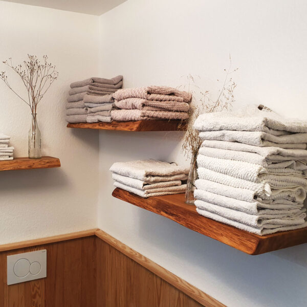 wandboards-massivholz-baumkante-eiche-anfertigung-nachhaltig-spon-holz-sponholz-versteckte-wandhalterungen-rustikal