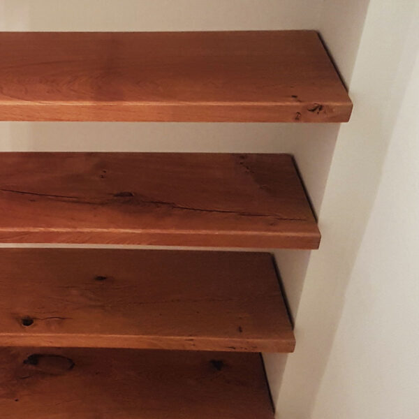 wandboards-massivholz-baumkante-eiche-anfertigung-nachhaltig-spon-holz-sponholz-versteckte-wandhalterungen-rustikal