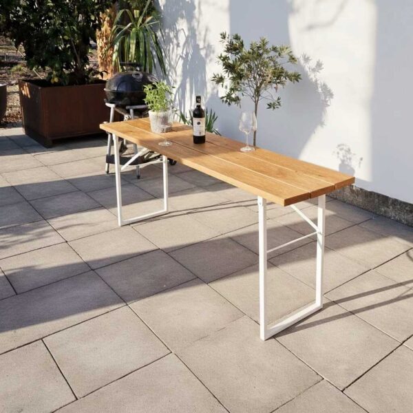 Biertisch klappbar nach Maß aus massiver Eiche mit weißem Klappgestell im Außenbereich (Tuna)