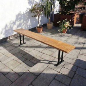Gartenbank klappbar nach Maß aus massiver Eiche mit schwarzem T-Stahlgestell auf einer Terrasse im Outdoor-Bereich