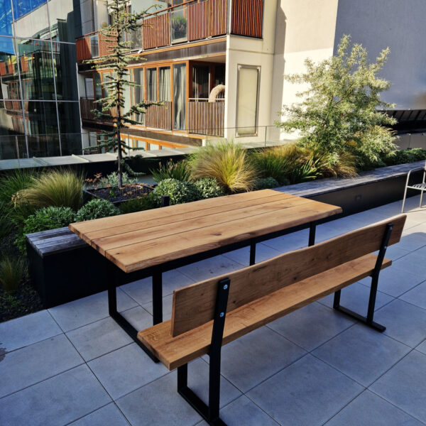 Spon-Holz-Massivholz-Gartentisch-Holzbank-Outdoor-Tisch-Baumkante-Naturkante-Bank-Gartenbank-Lehne-Eiche-nachhaltige-Forstwirtschaft-Terassentisch