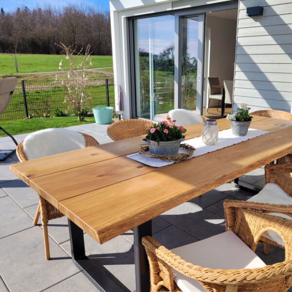 Spon-Holz-Massivholz-Gartentisch-Holzbank-Outdoor-Tisch-Baumkante-Naturkante-Bank-Gartenbank-Lehne-Eiche-nachhaltige-Forstwirtschaft-Terassentisch