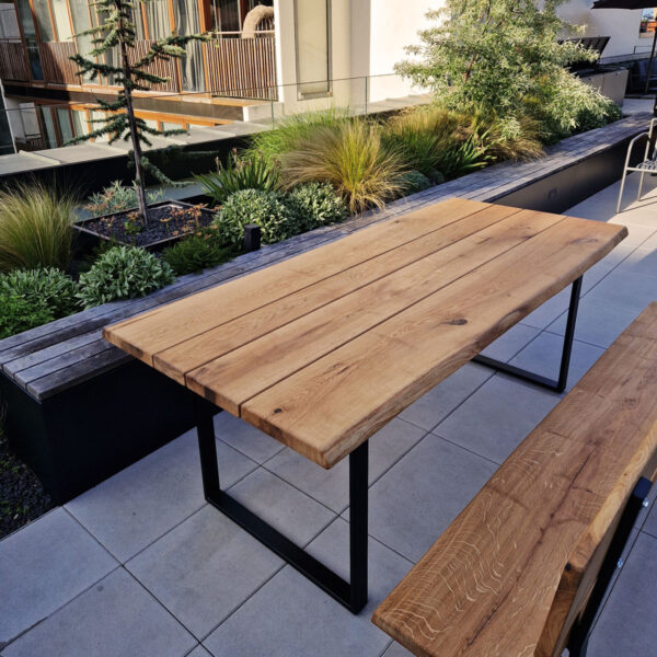 Spon-Holz-Massivholz-Gartentisch-Holzbank-Outdoor-Tisch-Baumkante-Naturkante-Bank-Gartenbank-Lehne-Eiche-nachhaltige-Forstwirtschaft-Terassentisch