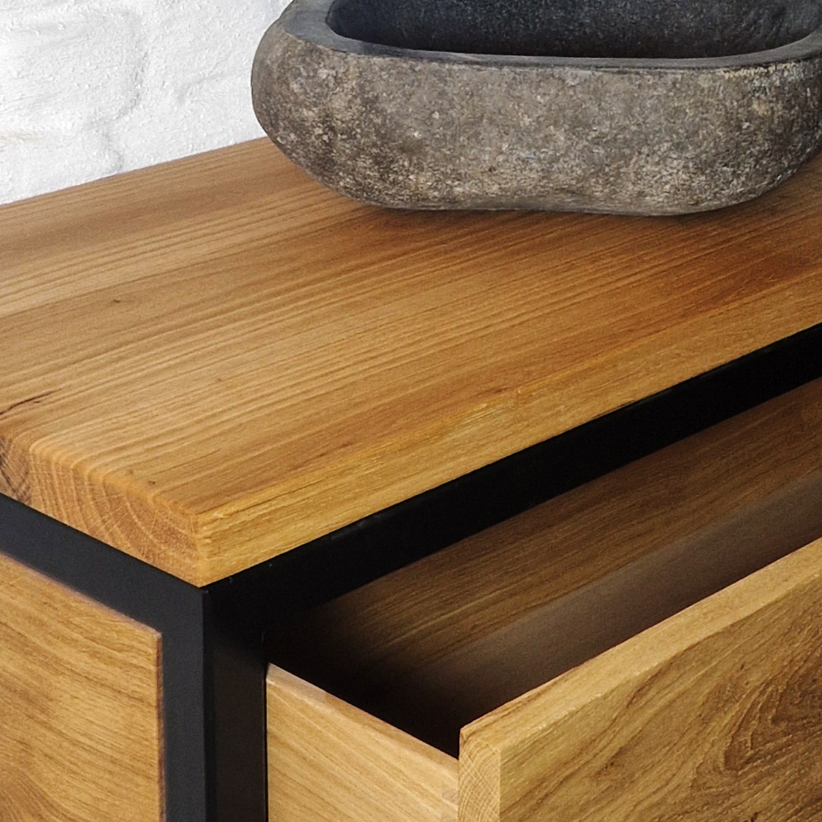 baumkanten-schlichte-rustikale-naturkante-spon-holz-massivholz-waschtisch-geschlossen