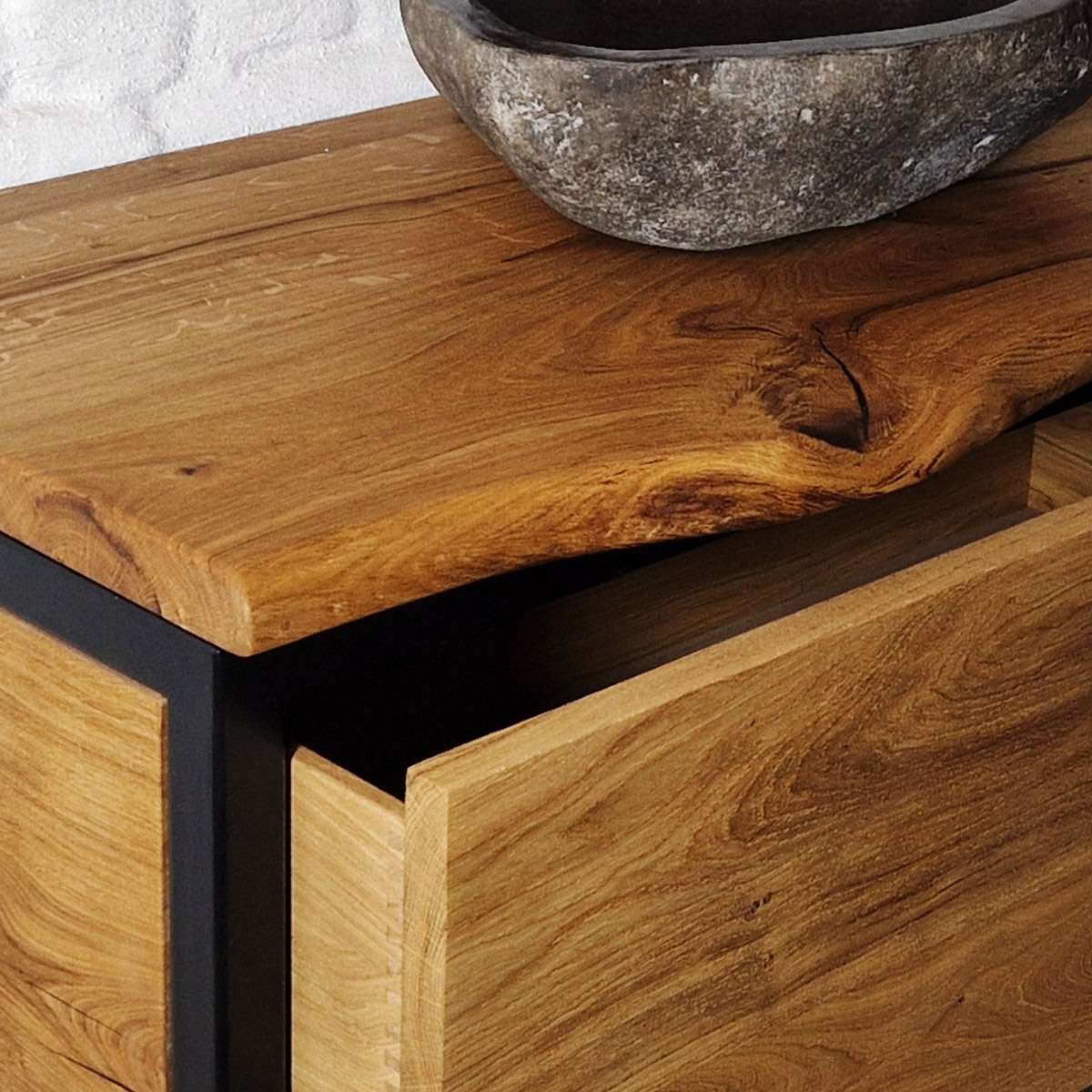 baumkanten-schlichte-rustikale-naturkante-spon-holz-massivholz-waschtisch-geschlossen