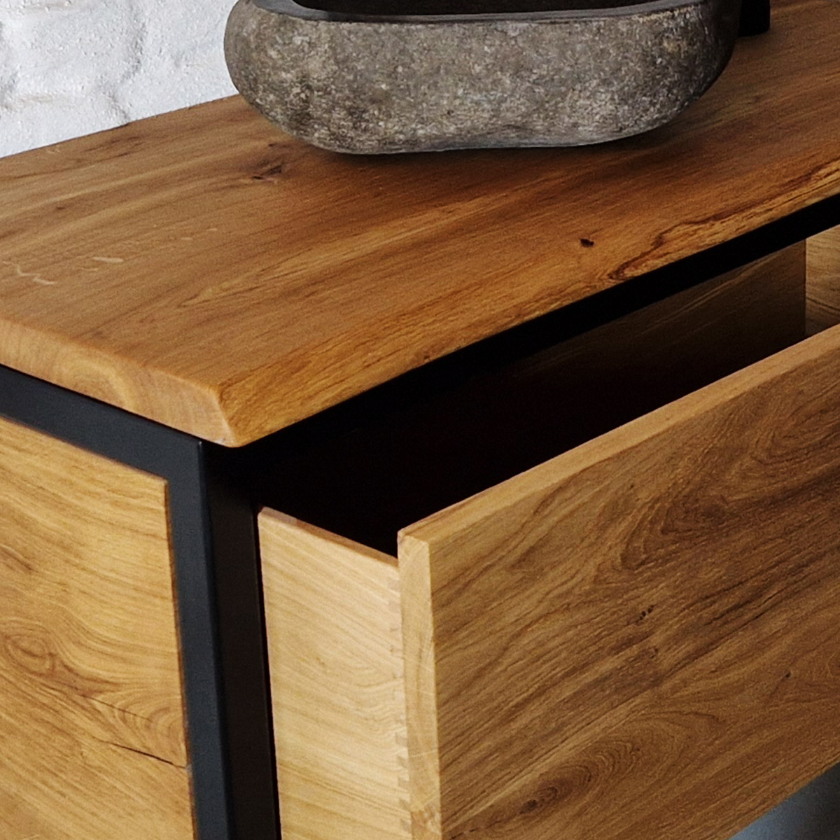 baumkanten-schlichte-rustikale-naturkante-spon-holz-massivholz-waschtisch-geschlossen