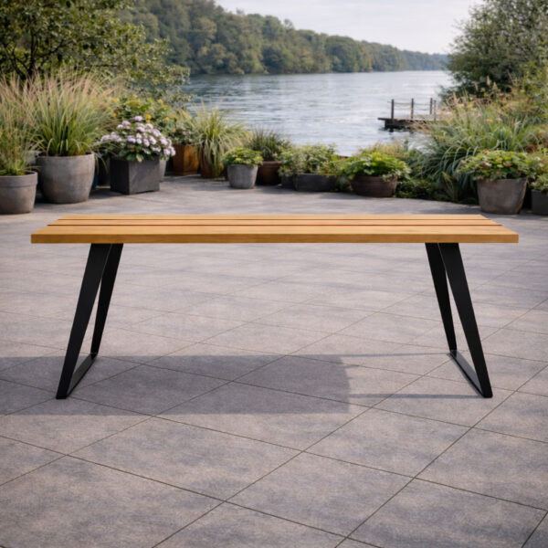 Gartentisch Holz aus Eiche mit schwarzem Stahlgestell als Outdoor Tisch auf Terrasse am See