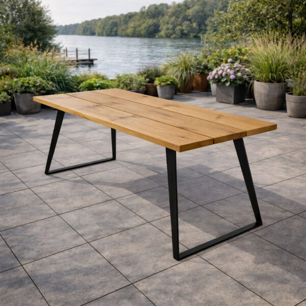 Gartentisch Holz aus Eiche mit schrägem Stahlgestell als Outdoor Tisch auf Terrasse am See