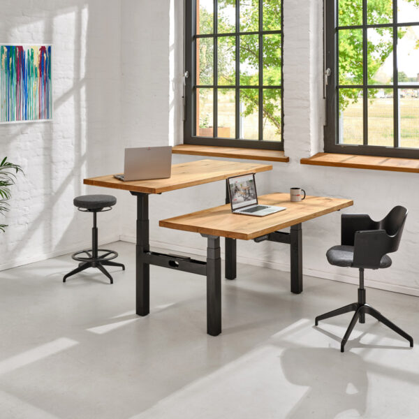 doppel-schreibtisch-eiche-massivholz-baumkante-hoehenverstellbar-trennwand-sponholz-2