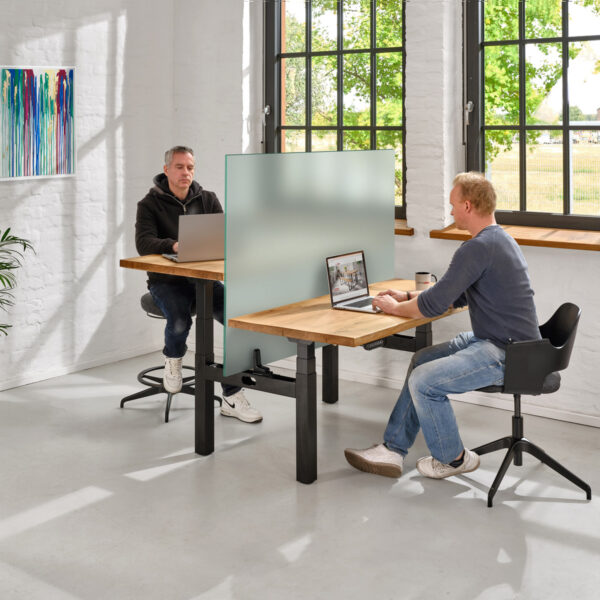 doppel-schreibtisch-eiche-massivholz-baumkante-hoehenverstellbar-trennwand-sponholz-milchglas-2