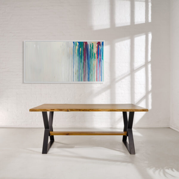 esstisch-massivholz-anfertigung-baumkante-eiche-spon-holz-querbalken-fussablage-x-robuste-naturkante