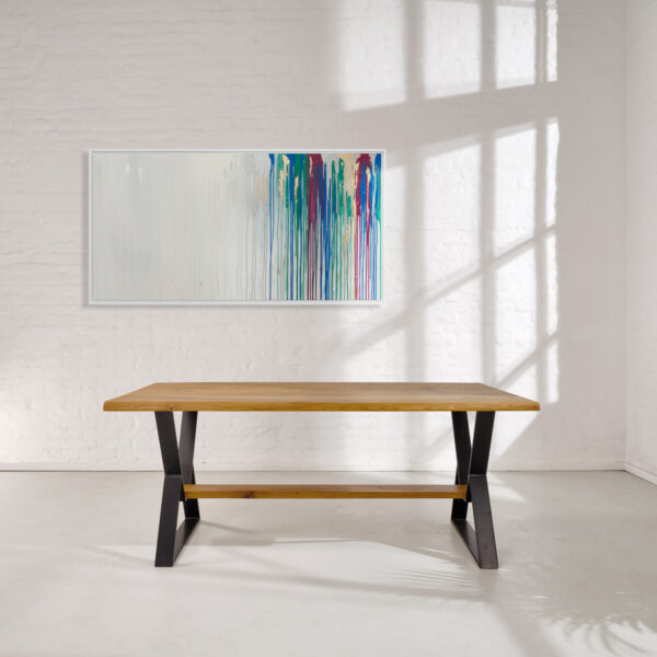 esstisch-massivholz-anfertigung-baumkante-eiche-spon-holz-querbalken-fussablage-x-schlichte-naturkante