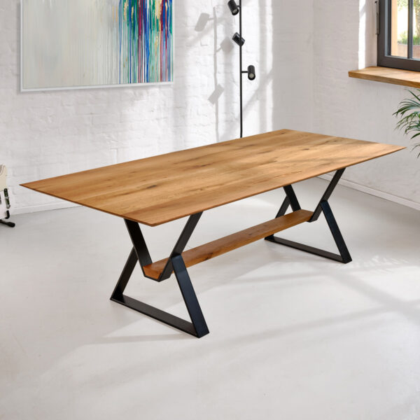 esstisch-massivholz-anfertigung-baumkante-eiche-spon-holz-querbalken-fussablage-x-schweizer-kante-60-2