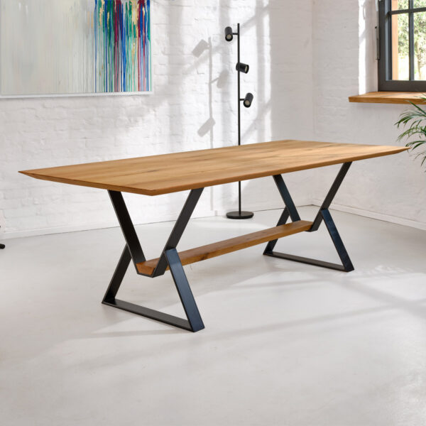 esstisch-massivholz-anfertigung-baumkante-eiche-spon-holz-querbalken-fussablage-x-schweizer-kante-60