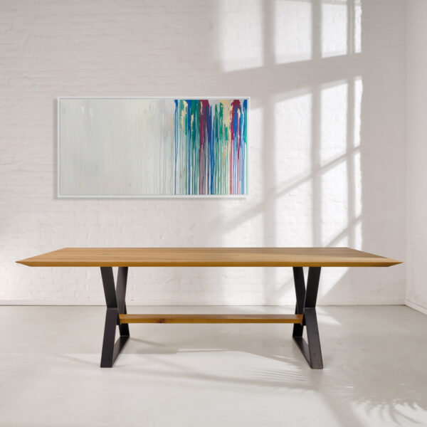 esstisch-massivholz-anfertigung-baumkante-eiche-spon-holz-querbalken-fussablage-x-schweizer-kante-60-front