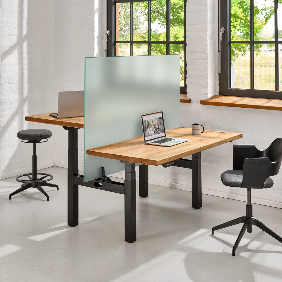 buero-schule-schreibtische-objekteinrichtung-slider2025-spon-holz-doppel-schreibtisch