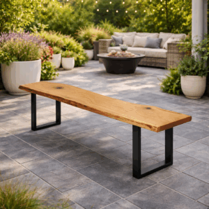 Gartenbank aus Holz mit Metallkufen auf Terrasse