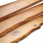 Unterschiedliche Baumkanten bei Massivholzplatten aus Eiche im Vergleich