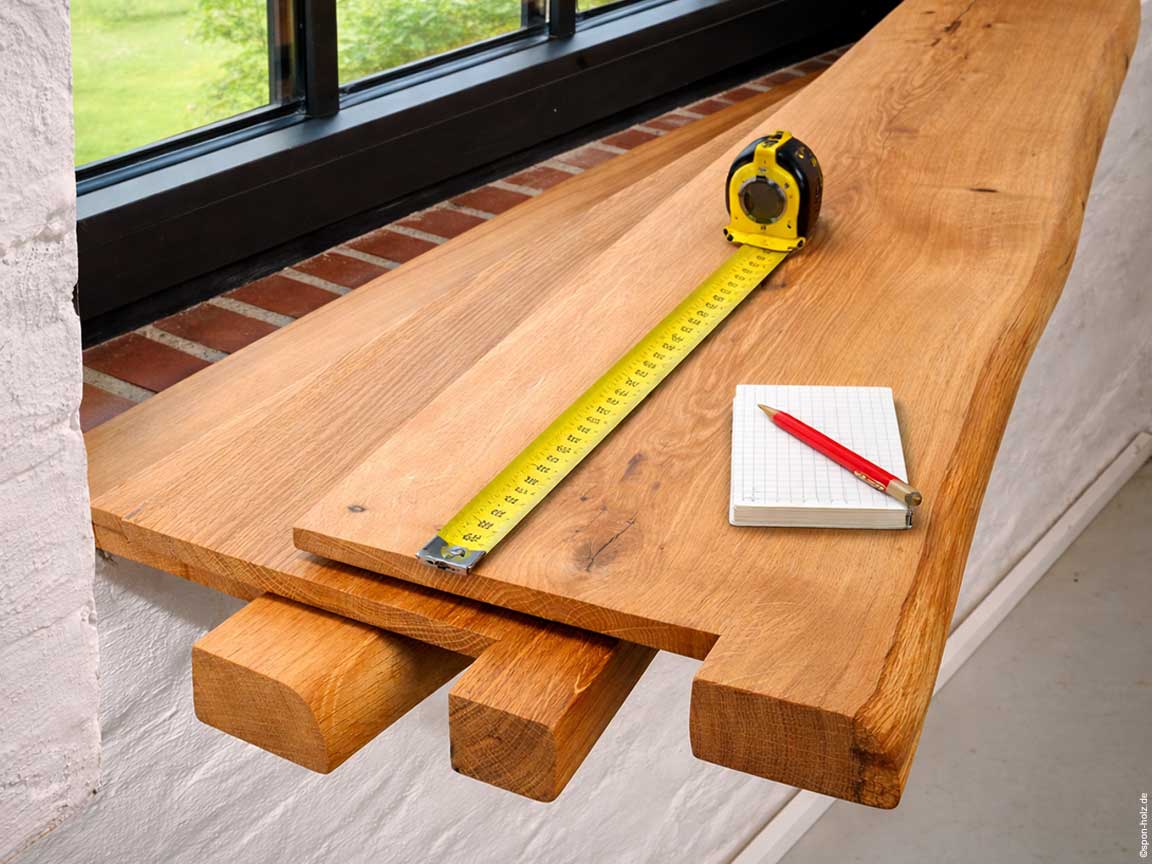 Aufsatzfensterbank aus Eiche wird korrekt ausgemessen – Massivholz Fensterbank nach Maß
