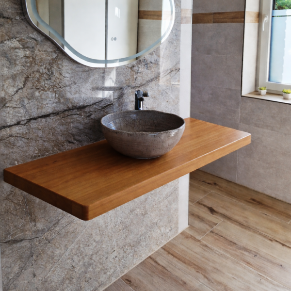 Lange Waschtischplatte aus Holz mit gerader Kante in modernem Badezimmer