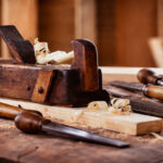 Handhobel und klassische Werkzeuge in der SponHolz Werkstatt für die Verarbeitung von massivem Eichenholz