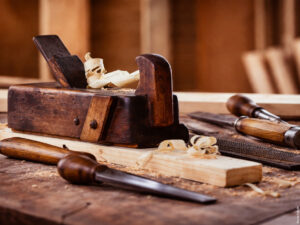 Handhobel und klassische Werkzeuge in der SponHolz Werkstatt für die Verarbeitung von massivem Eichenholz