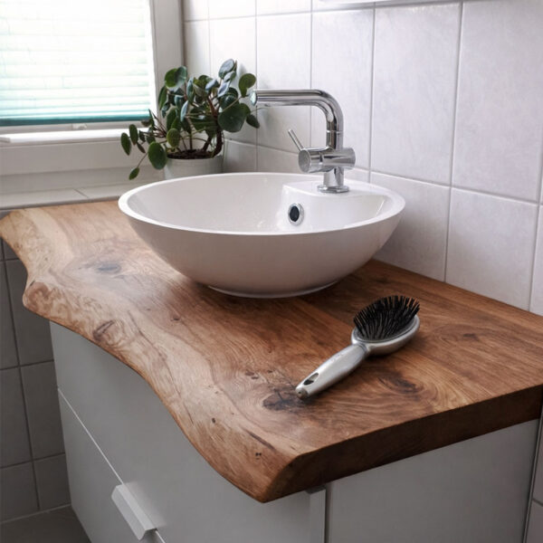 Waschtischplatte aus Holz mit natürlicher Baumkante, massiv und wasserfest, nach Maß gefertigt