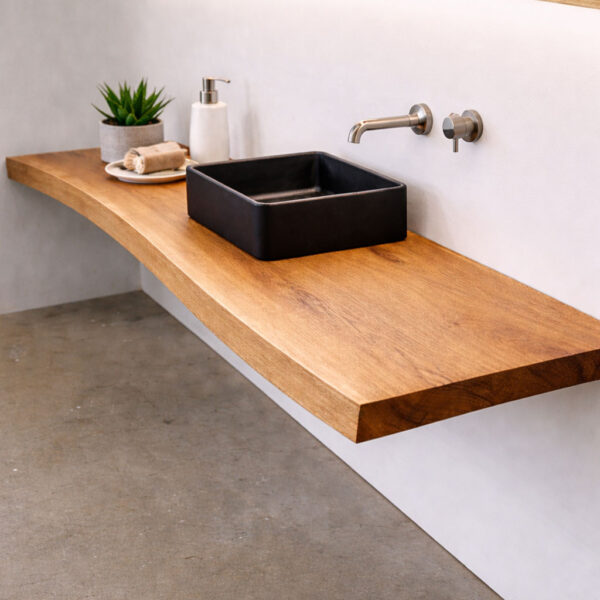 Geschwungene Waschtischplatte aus Holz mit gerader Kante und schwarzem Aufsatzwaschbecken