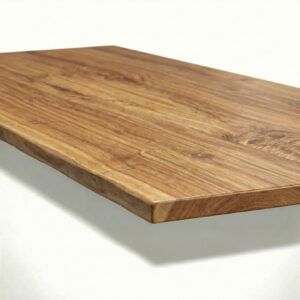 Eiche Massivholz Tischplatte mit schlichter Baumkante, freigestellt