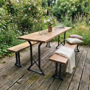 Bierzeltgarnitur aus Eiche im Garten auf Holzterrasse mit X-Gestell in Schwarz, dezent dekoriert