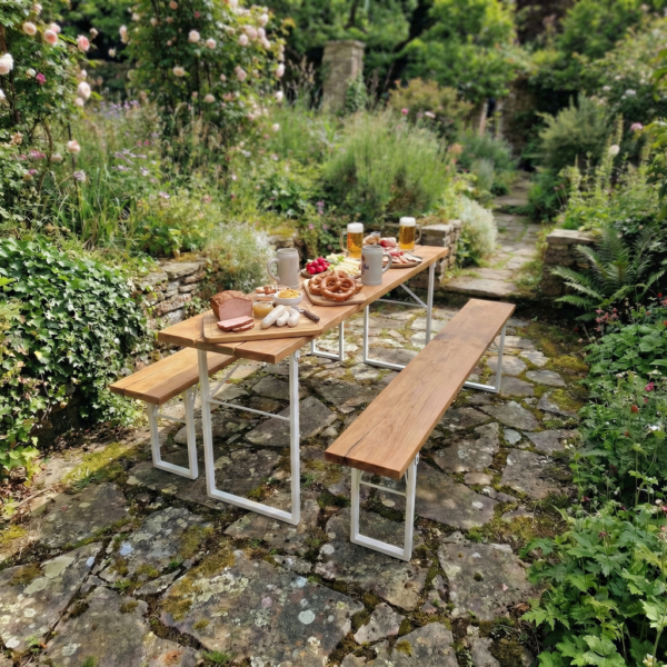 Bierzeltgarnitur aus Eiche im Garten als Buffet-Tisch, klappbar mit U-Gestell in Weiß (Tuna)