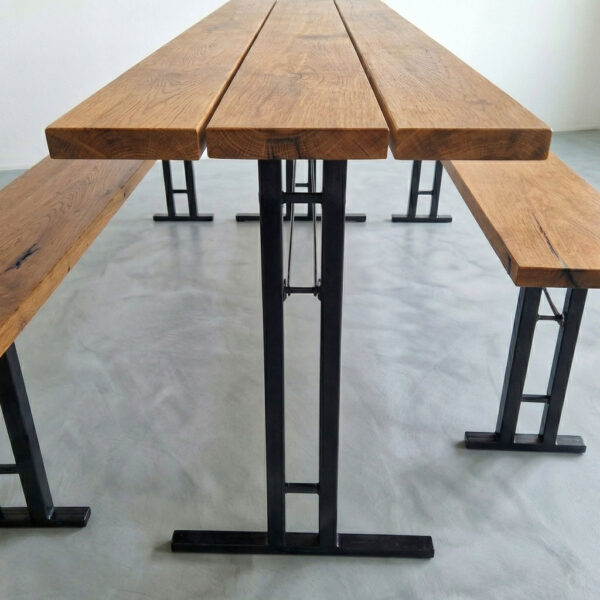 Detail der 3 cm starken Eichenplatte und des klappbaren T-Gestells der Bierzeltgarnitur