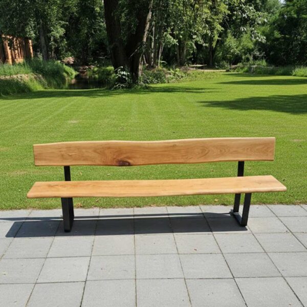 Frontalansicht einer stabilen Gartenbank mit Rückenlehne aus Echtholz auf gepflastertem Weg vor einer großen grünen Rasenfläche.