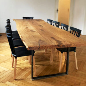 Massiver Esszimmertisch mit Baumkante aus Eiche und schwarzen Metallkufen, handgefertigt als Unikat für moderne Esszimmer.