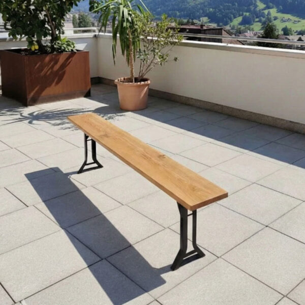 Gartenbank klappbar wetterfest aus Eiche Massivholz mit schwarzem X-Gestell auf einer Terrasse im Outdoor-Bereich