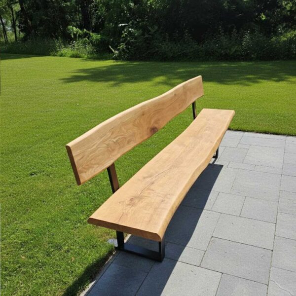 Seitliche Perspektive einer Massivholz-Gartenbank mit Lehne, die die natürliche Baumkante und das elegante schwarze Untergestell hervorhebt.