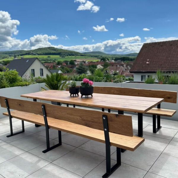 Gartentisch Holz aus Eiche mit Kufengestell als Outdoor Tisch auf moderner Terrasse