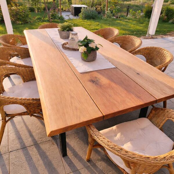 Gartentisch Holz aus Eiche als Outdoor Tisch auf Terrasse mit Korbstühlen