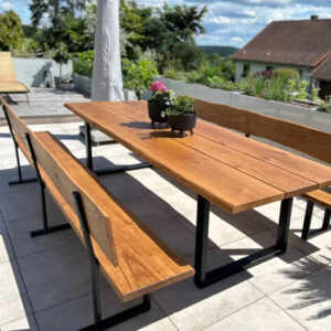 Gartentisch Holz Eiche mit Bank als Terrassentisch im Außenbereich