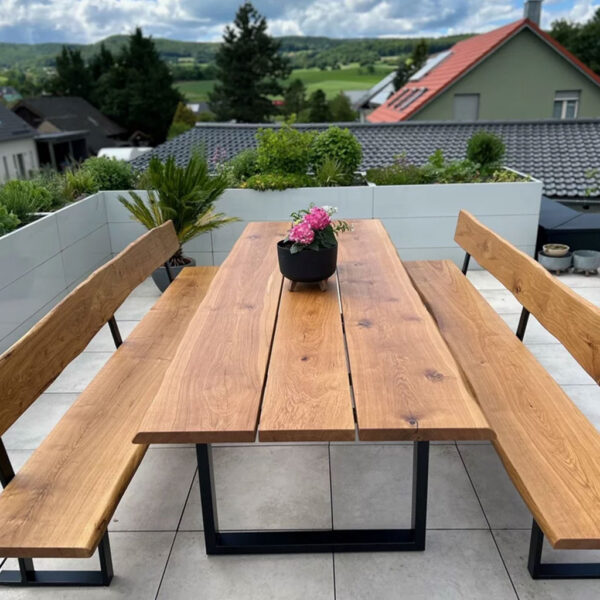 Gartentisch Holz mit drei Eichenbohlen als Outdoor Tisch auf Terrasse