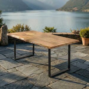 Klappbarer Gartentisch aus 4 cm massiver Eiche mit schwarzem Stahlgestell auf moderner Terrasse am See