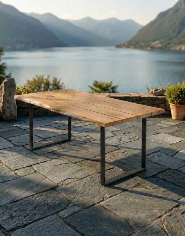 Klappbarer Gartentisch aus 4 cm massiver Eiche mit schwarzem Stahlgestell auf moderner Terrasse am See