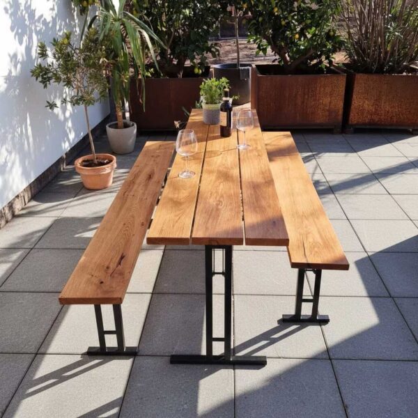 Gartentisch klappbar nach Maß aus Eiche auf Terrasse, lange Tafel mit T-Gestell in Schwarz (Aal)