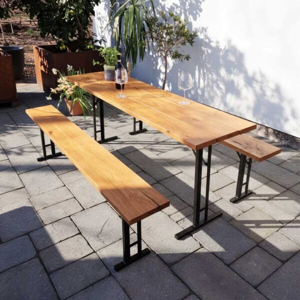 Gartentisch klappbar nach Maß aus Eiche im Außenbereich, Schrägansicht mit T-Gestell in Schwarz (Aal)