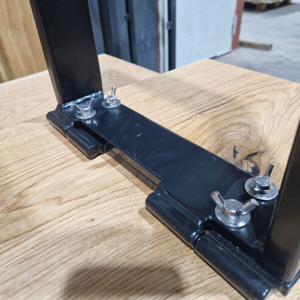 Detail des verschraubten Scharniers am klappbaren Gartentisch aus Eiche Massivholz mit schwarzer Stahlkufe