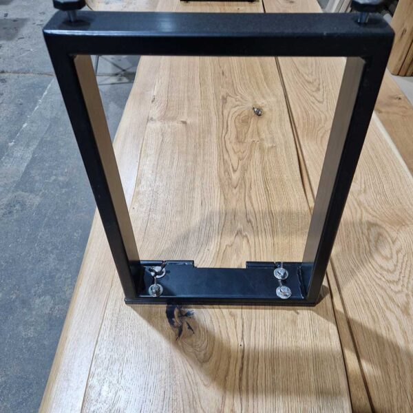 Stahlkufe mit verschraubtem Scharnier unter einem klappbaren Gartentisch aus massiver Eiche