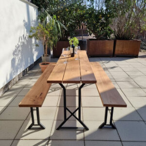 Wetterfester Gartentisch klappbar aus Eiche Massivholz mit Bierbänken auf Terrasse