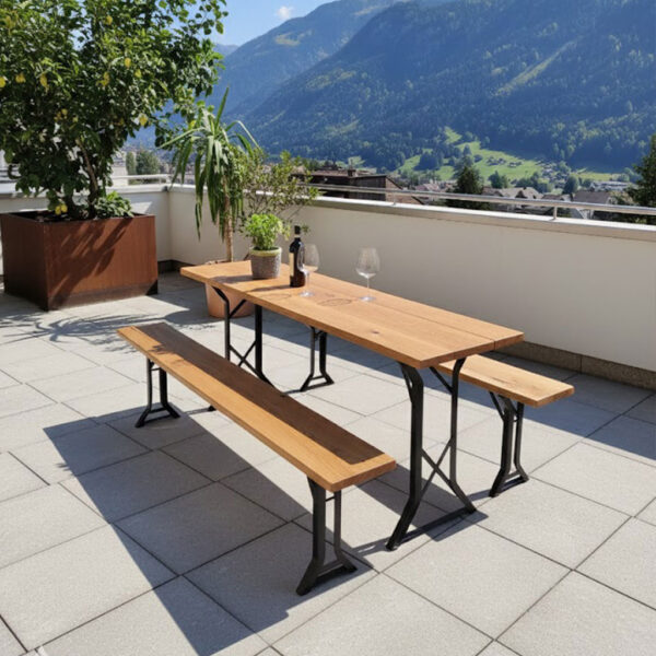 Wetterfester Gartentisch klappbar aus Eiche Massivholz mit Bänken auf Terrasse im Outdoor-Bereich