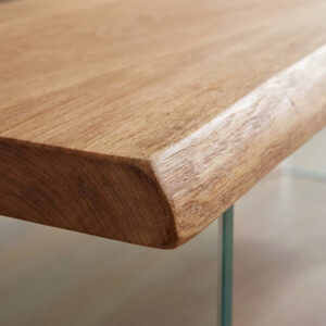 Kanten-Detail der Holzbank mit Glasgestell aus Eiche – Übergang der Holzplatte mit natürlicher Kante